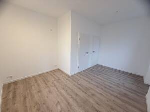 Frisch sanierte 2-Raum-Wohnung mit Einbauküche, Bad mit Wanne, & Carport-Stellplatz – 6246 Bad Lauchstädt – Vorschaubild 7