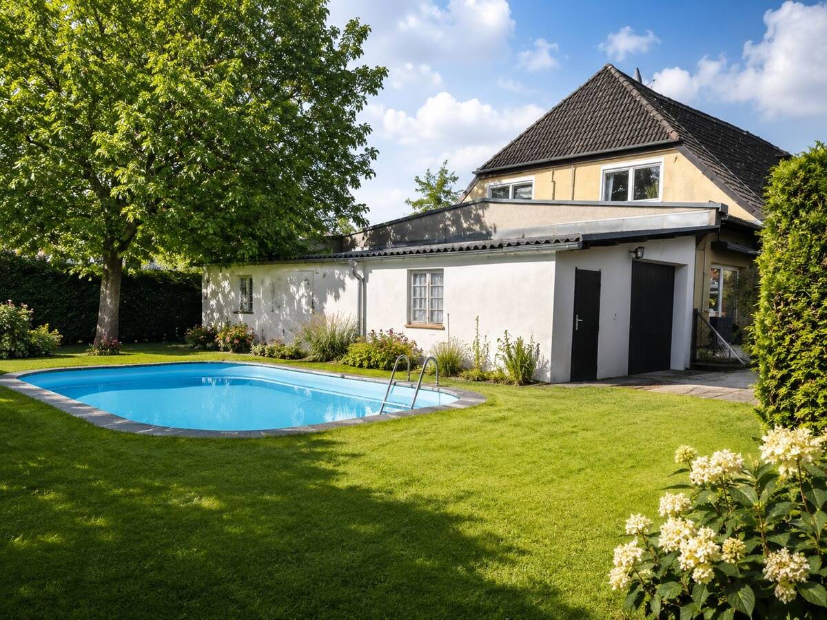 Ebenerdiger Bungalow mit flacher Dusche, 3 Zimmern, großer Diele und Essküche in Berlin Biesdorf – 12683 Berlin – Bild 1 von 9