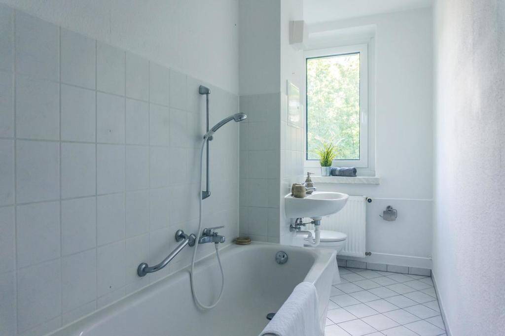 Erdgeschosswohnung mit Wannenbad in zentraler Lage – Chemnitz – Vorschaubild 3