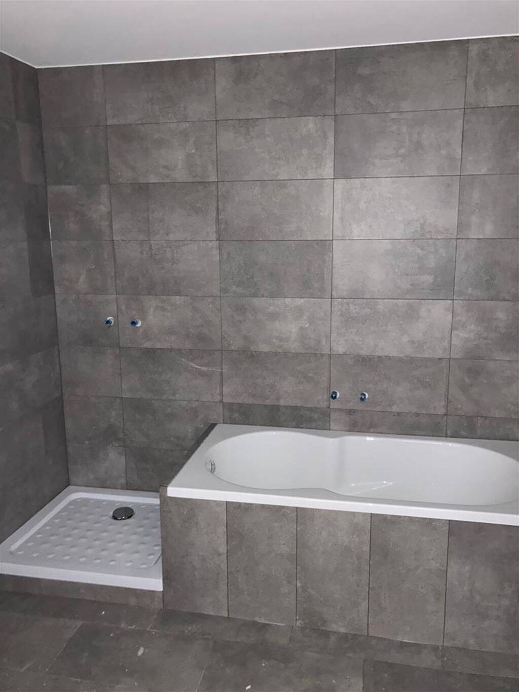 Großzügige 2-Zimmerwohnung mit Vinylbelag, Balkon, Wanne und Dusche! Vormieter verkauft EBK – Chemnitz – Vorschaubild 3