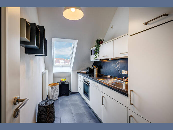 Möbliert: Wunderschöne Dachgeschosswohnung in Schwabing – München – Vorschaubild 6