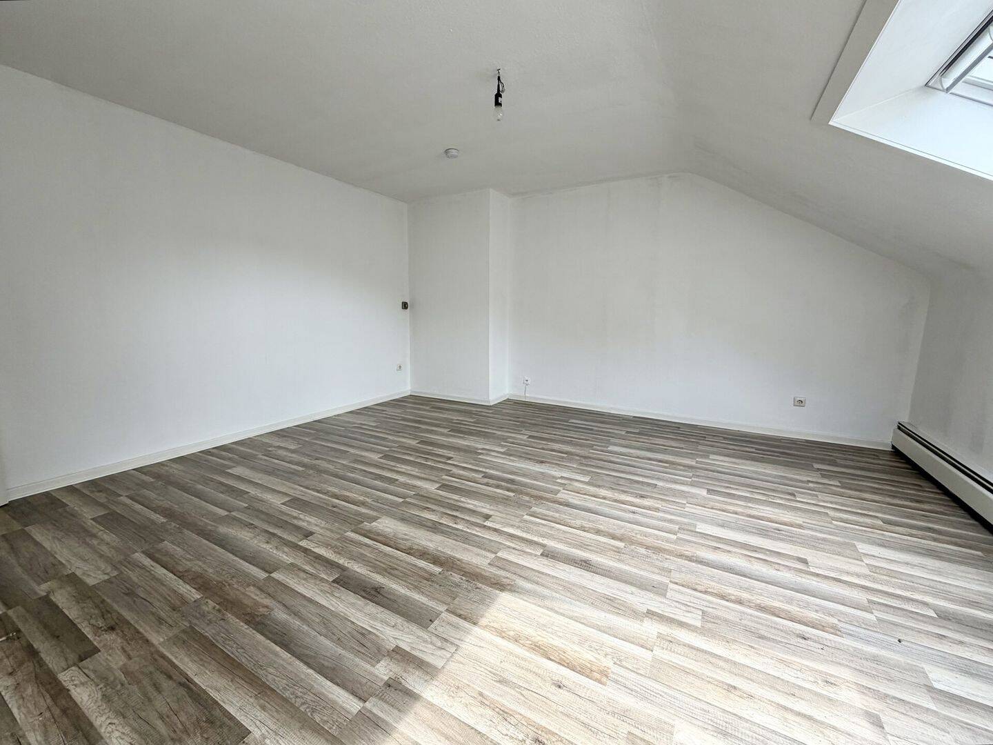 Klein aber fein! Gepflegte 2-Zimmer Dachgeschosswohnung mit Einbauküche! – Mönchengladbach – Vorschaubild 4