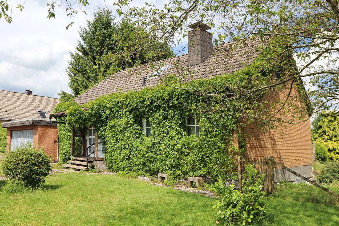 Freistehender Bungalow mit einer Einliegerwohnung, einer Doppelgarage und einem großen Garten – Brilon – Vorschaubild 6