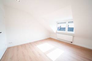 Frisch kernsanierte, lichtdurchflutete 2-Zimmer-Dachgeschosswohnung mit Balkon – 67061 Ludwigshafen am Rhein – Vorschaubild 2
