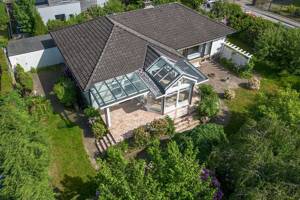 Großzügiger Bungalow auf 967 qm mit Premium-Wintergarten, moderner Hybrid-Wärmepumpe und ca. 335 qm Gesamtfläche – 22045 Hamburg – Vorschaubild 3