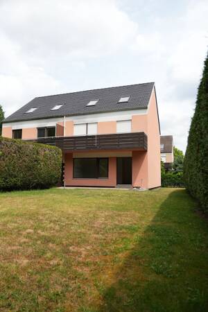Energetisch modernisierte Doppelhaushälfte mit Dachstudio und Garten am Waldrand