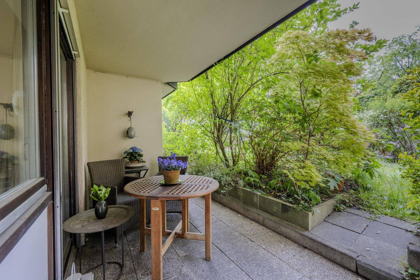 Sofort bezugsfrei! Renovierte 2-Zimmer-Erdgeschosswohnung mit ruhiger Südwest-Terrasse