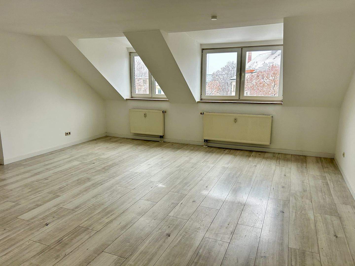 +++HELLE DG-WOHNUNG MIT MODERNER EBK IM ZENTRUM+++ – Chemnitz – Vorschaubild 5