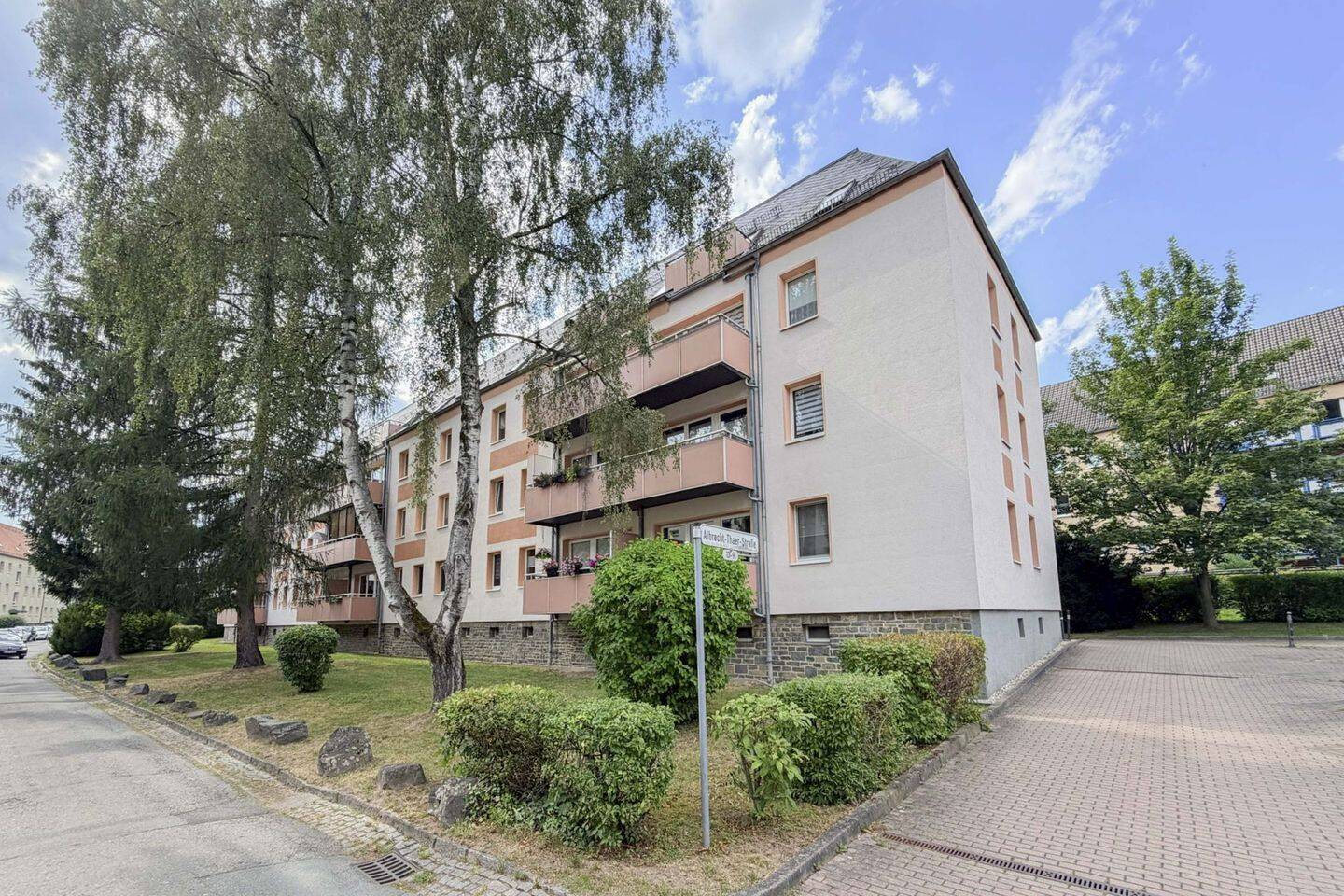 *Eigennutzung* 2-Zi. mit EBK, Balkon und Stellplatz