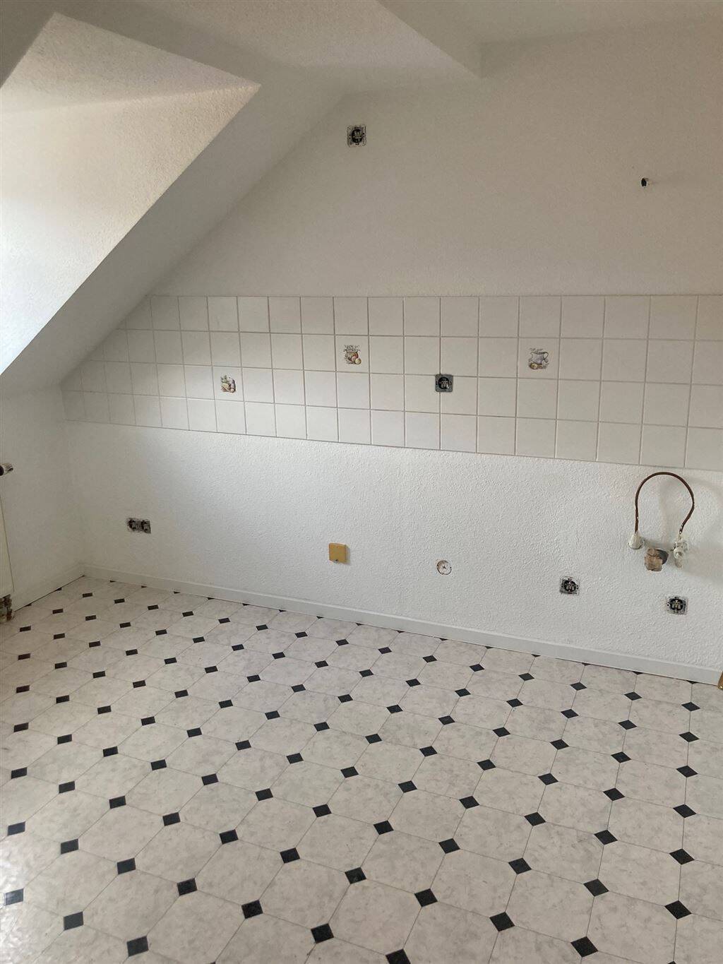 Kompakte DG 3-Zimmer mit neuem Laminat u. Wanne in Zentrumsnähe! Stellplatz mgl. – Chemnitz – Vorschaubild 6