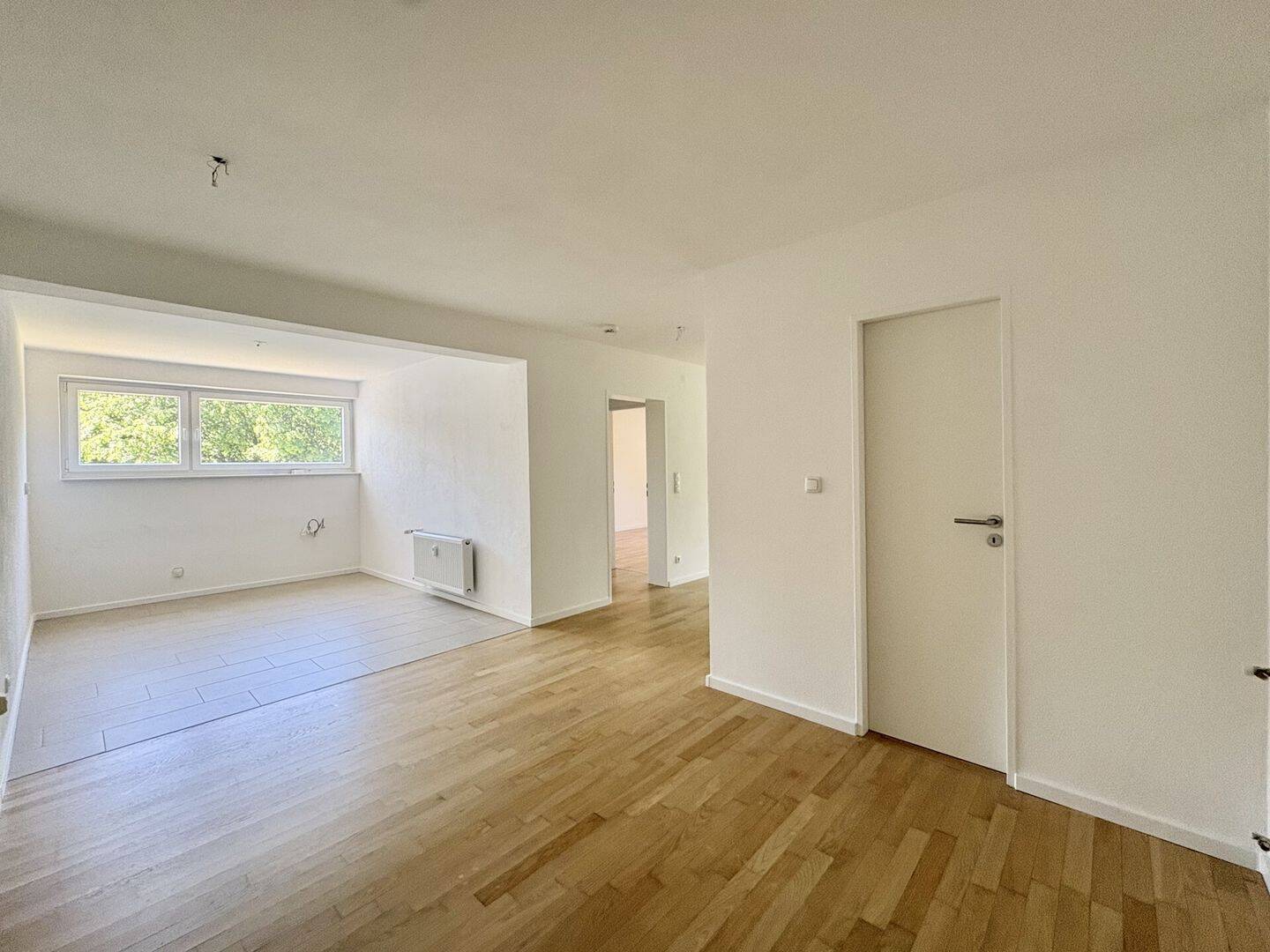 Frisch renovierte 2-Zi.-ETW mit Garagenstellplatz und Loggia in sehr gepflegter Wohnanlage – Ingolstadt – Vorschaubild 2