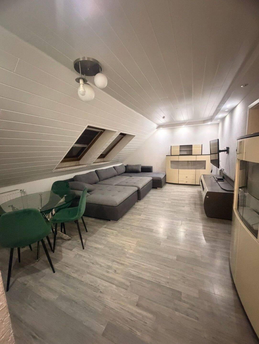 Alltagstaugliche 3,5 Zimmer Dachgeschosswohnung mit Balkon und Stellplatz
