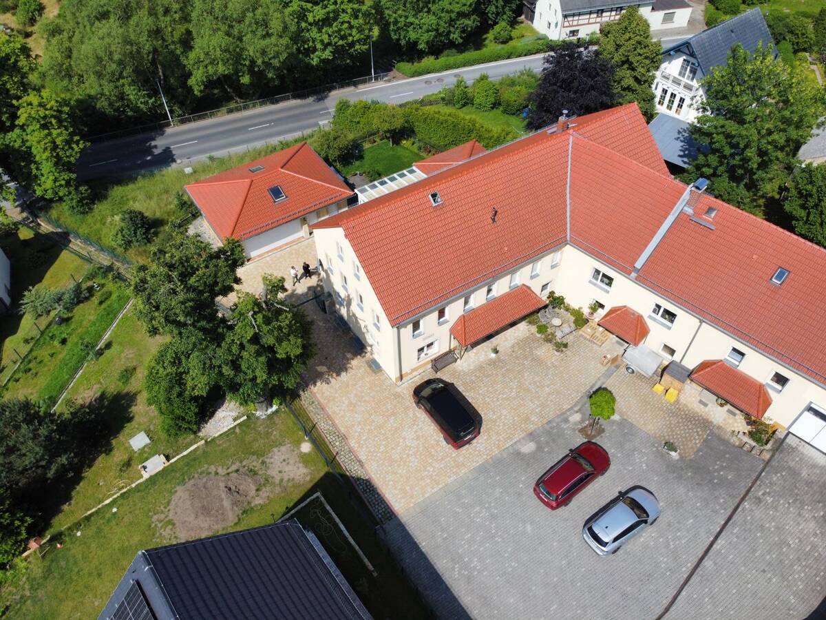 Großzügiges Familienhaus in begehrter Lage - ideal für mehrere Generationen oder Mieteinnahmen – 1328 Dresden – Bild 1 von 6