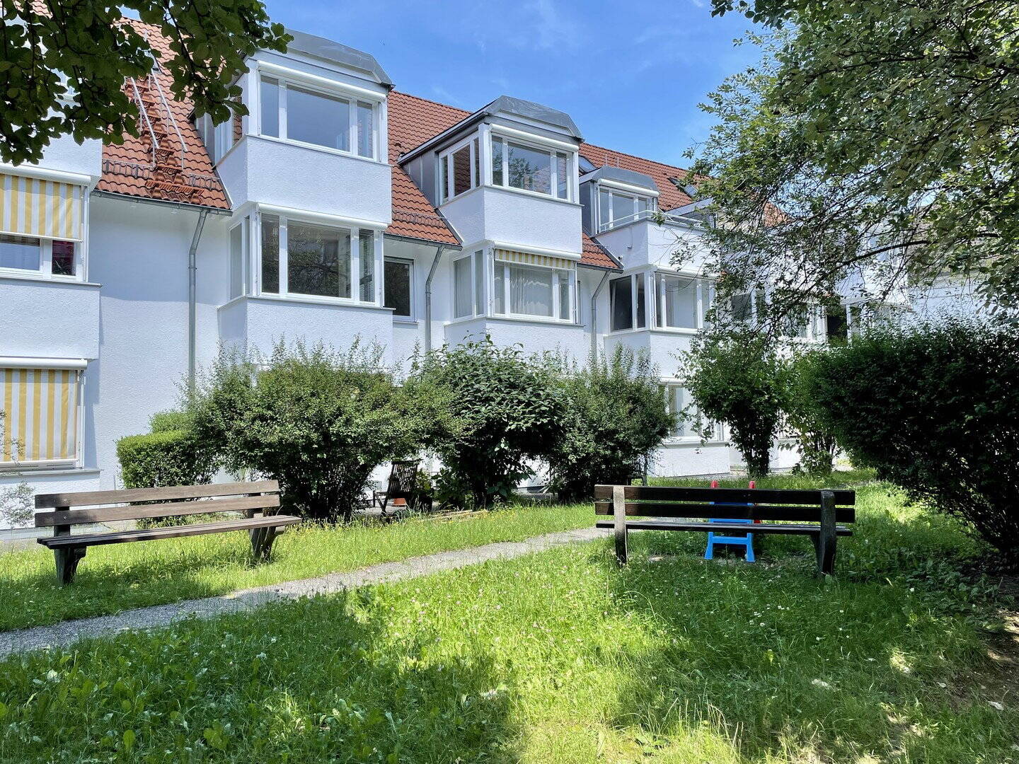 Helle & frisch renovierte Wohnung mit Terrasse im Grünen inkl. TG Stellplatz