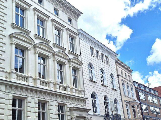 Herrschaftliches Wohn- & Geschäftshaus mit 7 WE (6 frei verfügbar) und 1 GE in bester Altstadtlage! – Lübeck – Bild 1 von 9