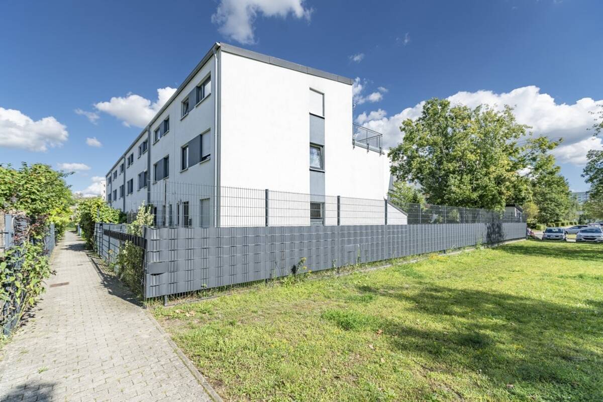 Modernes Reihenendhaus mit Dachterrasse und Parkblick – 13059 Berlin – Bild 1 von 9