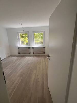 Sanierte Wohnung mit Einbauküche in einem 4-Familienhaus (EG rechts)