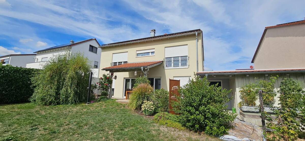 Exklusives Familiendomizil mit Südgarten und Doppelgarage im Regensburger Stadtnorden – 93057 Regensburg – Bild 1 von 9