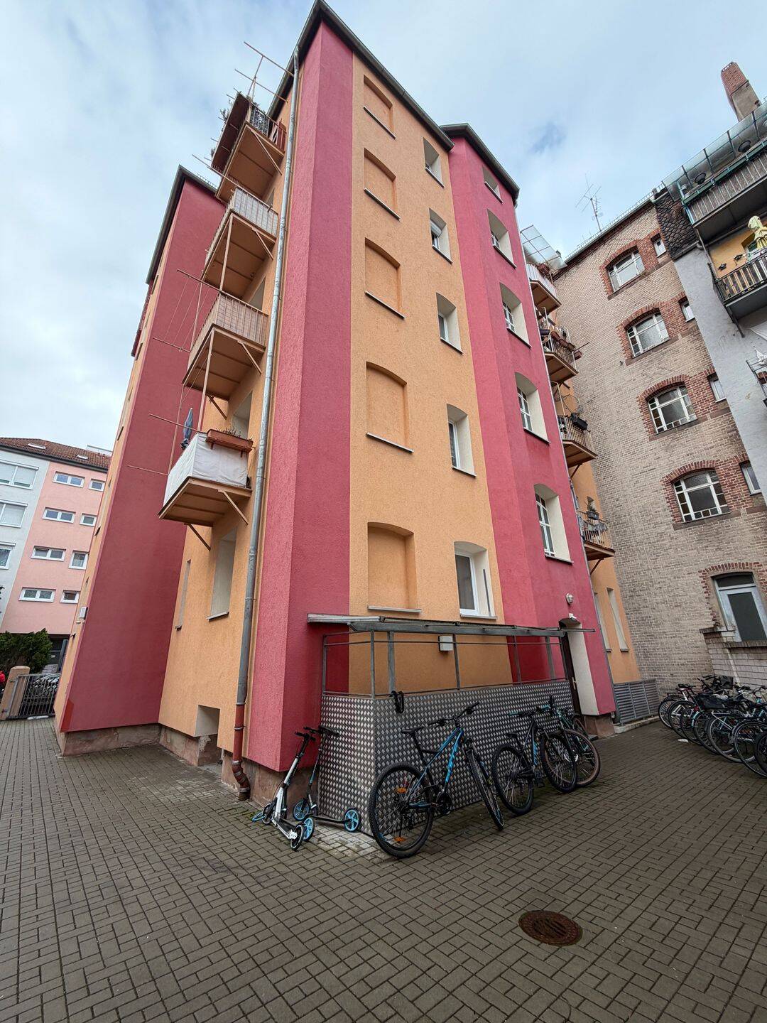 Ankommen, einziehen und wohlfühlen – hochwertig sanierte 2-Zimmer-Wohnung in Bestlage inkl. Stellplatz, Garage und Küche – Nürnberg – Vorschaubild 2