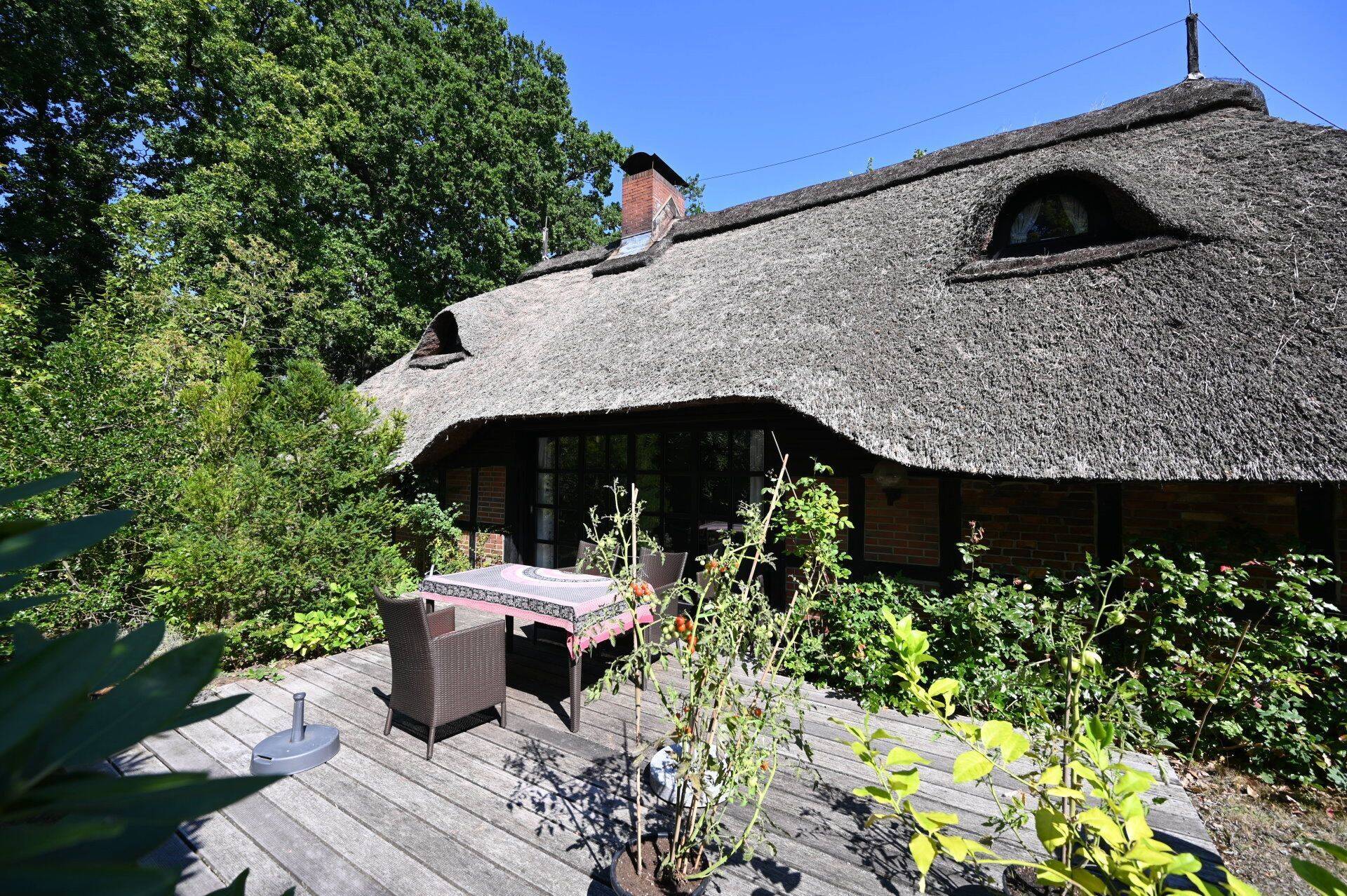 Reetgedecktes Bauernhaus auf herrlichem Grundstück