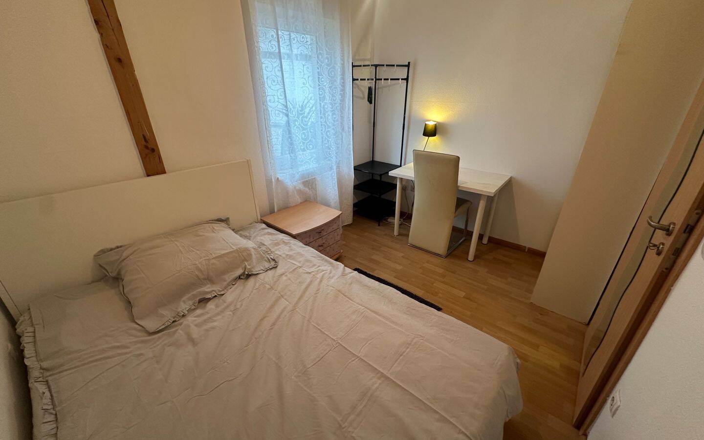 WG Zimmer mit Internet,  Gästeküche, Etagendusche/Wc, Waschmaschine, Trockner, Terrasse und Garten
