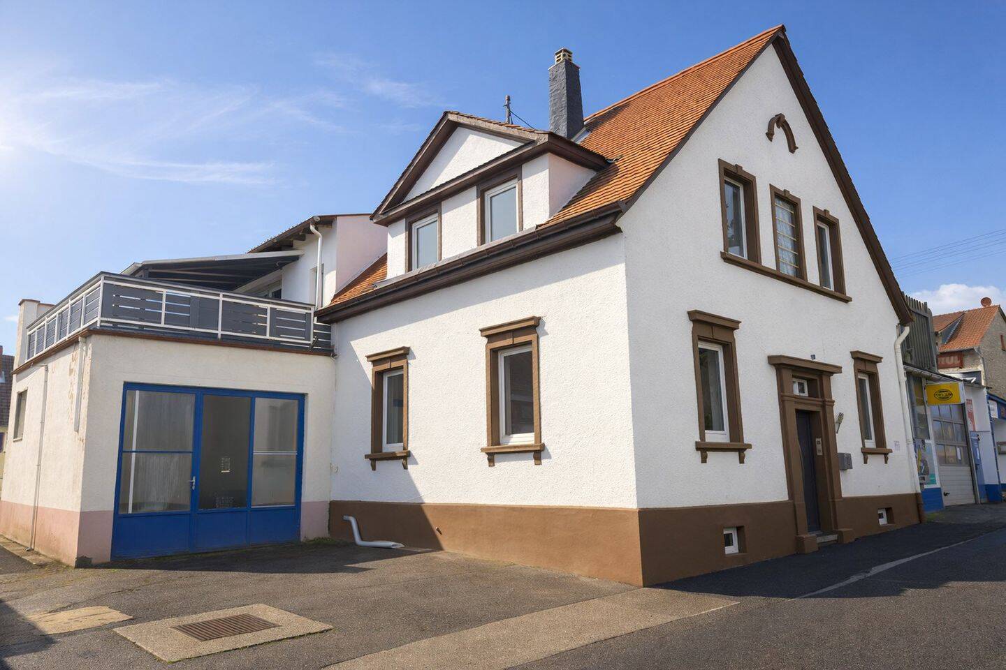 Komplett renoviertes Wohnhaus mit zwei großzügigen Terrassen, Wellnessbereich und Sauna