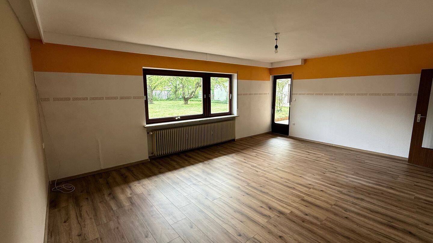 Sehr ruhige, helle und geräumige 3,5 - Zimmer-Wohnung mit neuer Einbauküche und Terrasse in Teubli