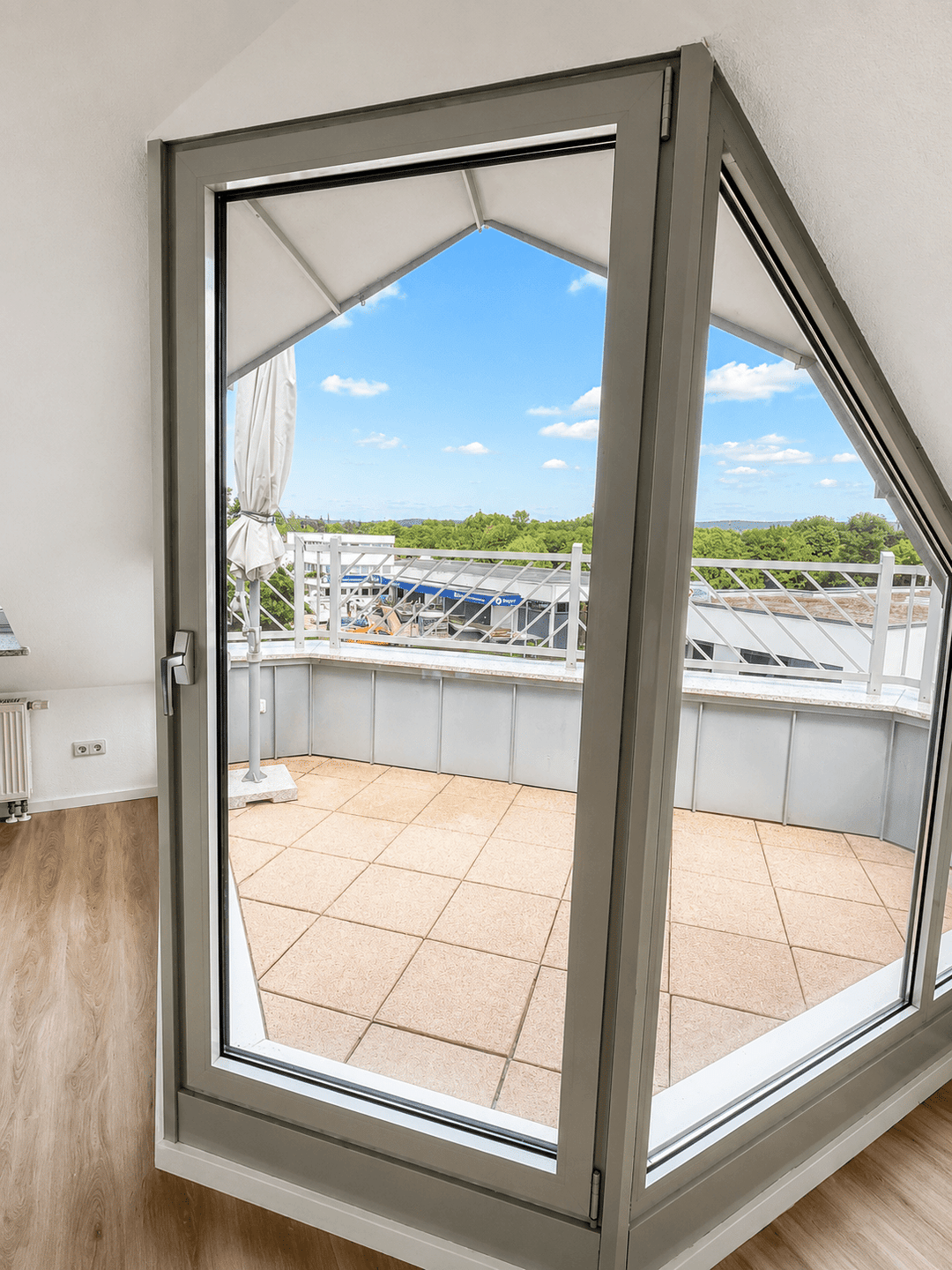 Lichtdurchflutete 3-Zimmer-Dachgeschosswohnung mit zwei Balkonen in Saarbrücken – Saarbrücken – Vorschaubild 4