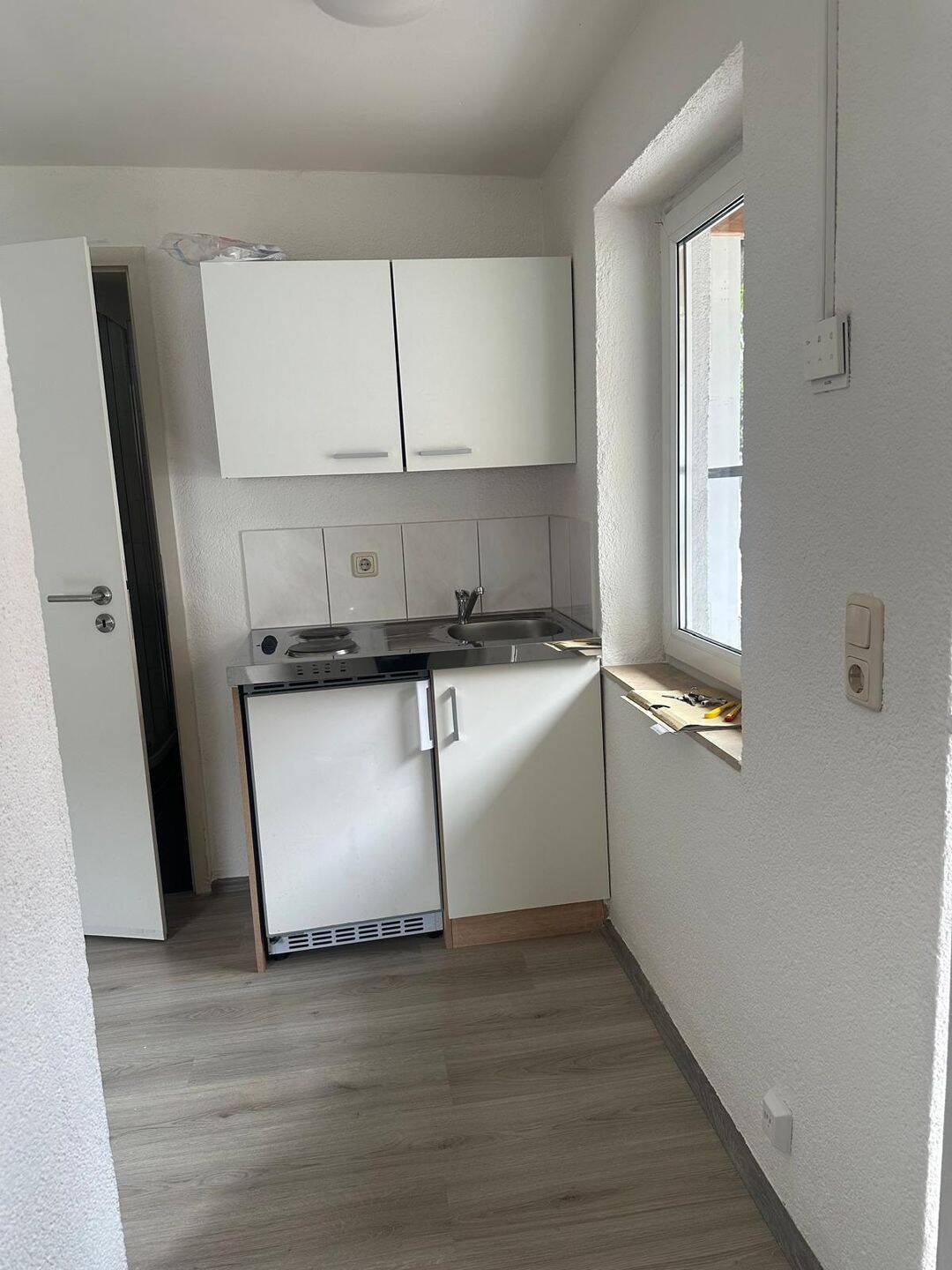 lichtdurchflutetes 1-Zimmerapartment mit EBK und grauen Laminat – Erfurt – Vorschaubild 3