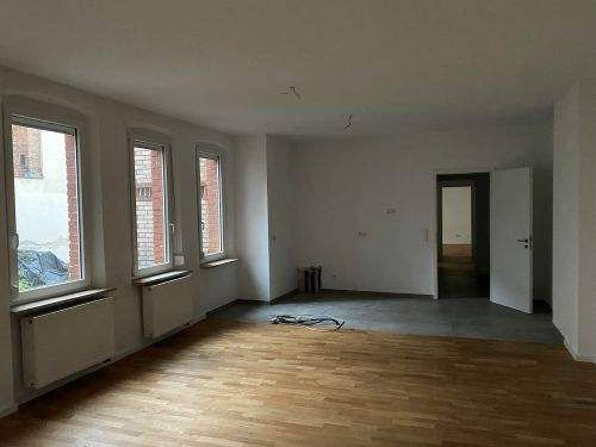 Kernsanierte Altbauwohnung im ruhigen Rückgebäude in zentraler Lage direkt hinter dem Hauptbahnhof in Fürth – 90763 Fürth – Bild 1 von 9