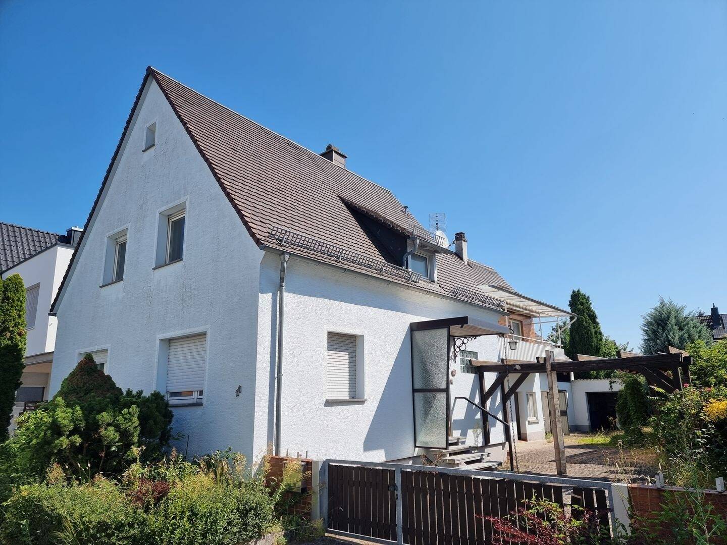 Zur Eigennutzung oder zur Teilvermietung: Ein- bis Zweifamilienhaus mit Garten und Garage – Linkenheim-Hochstetten – Bild 1 von 3