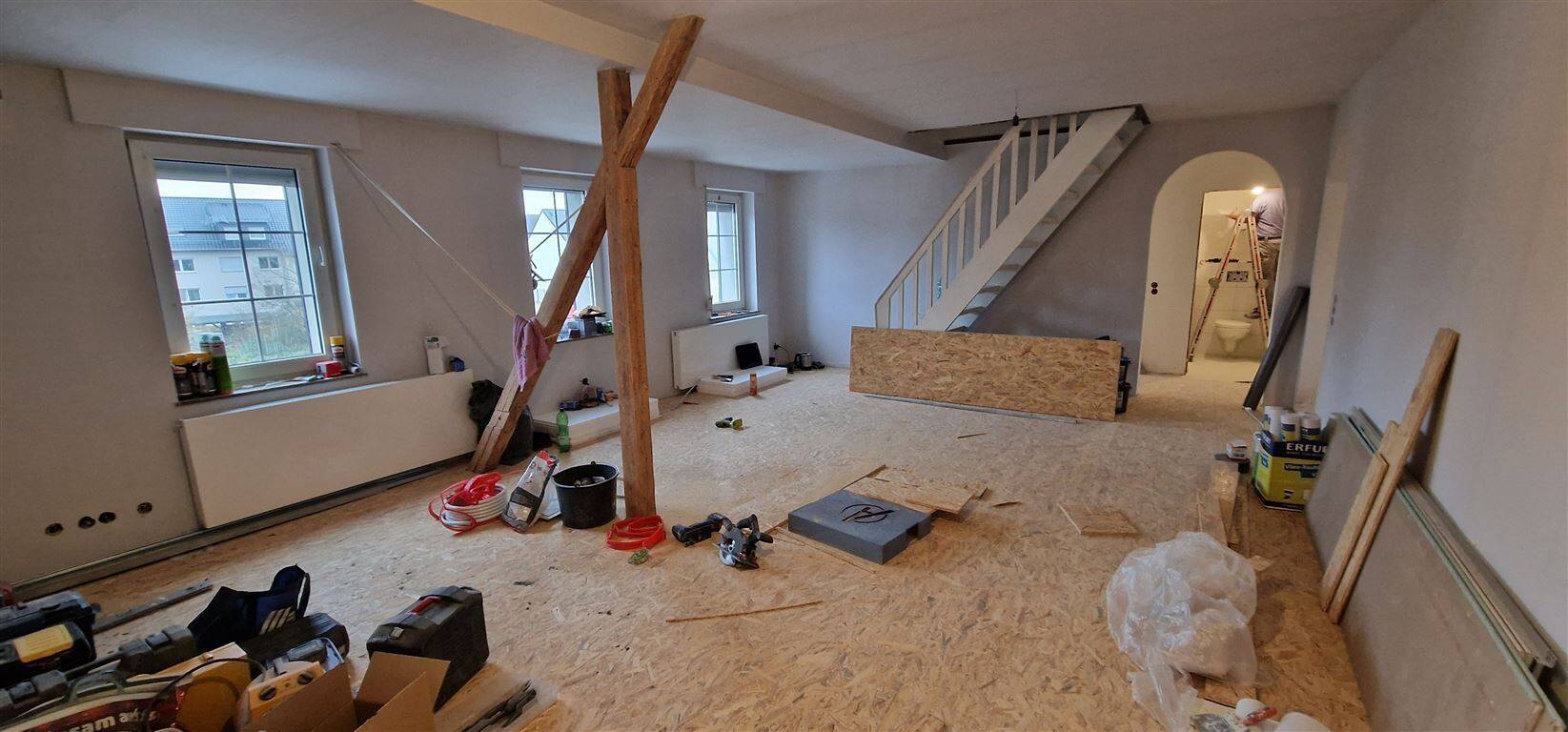 Komplett sanierte Dachgeschoß-Wohnung, 4 Zimmer Küche, Diele, Bad, Gäste-WC