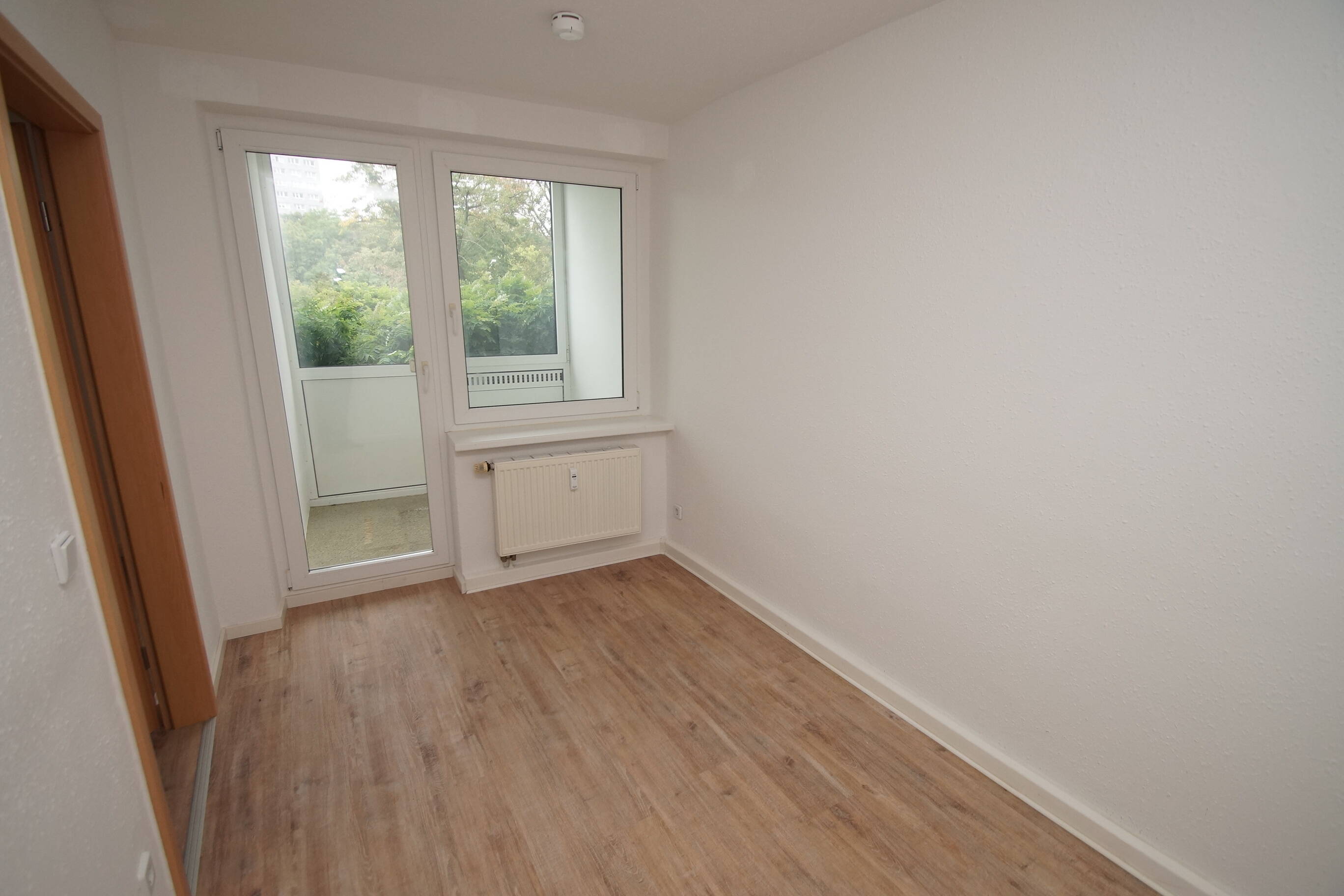 - Provisionsfrei- Fast 5 % Rendite möglich ! 2-Zi.-Wohnung mit Wintergarten im Herzen von Erfurt! – Erfurt – Vorschaubild 2