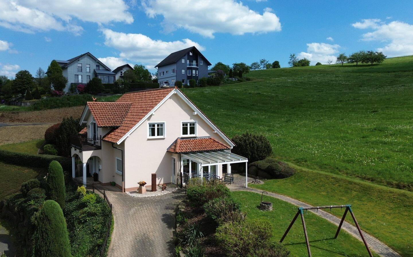 Charmantes "Schlösschen" auf kleiner Anhöhe mit Weitsicht und separatem Garagenhaus