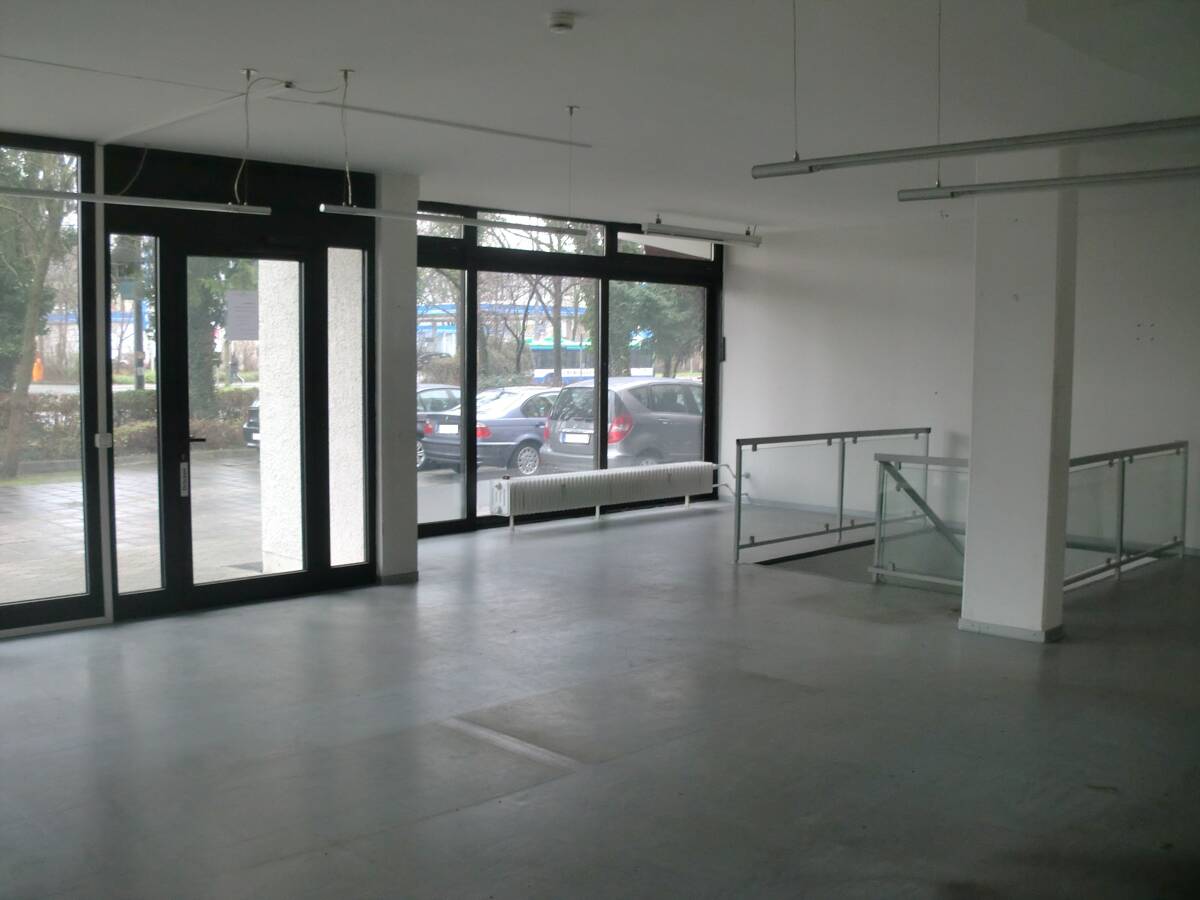 Voll vermietete Ladenstraße in München-Nord mit PKW-Stellplätzen – 80937 München – Bild 1 von 5