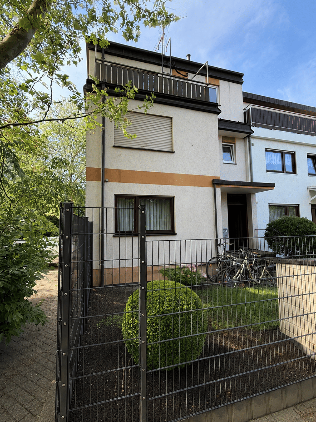 Gepflegte 2,5-Zimmer-EG Wohnung mit Südterrasse, Garten und Garage in Freiburg-Weingarten – 79114 Freiburg im Breisgau – Bild 1 von 9