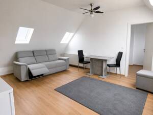 Charmante sanierte 2-Zimmer DG-Wohnung / Möbliert / inkl. Einbauküche – 40235 Düsseldorf – Vorschaubild 2