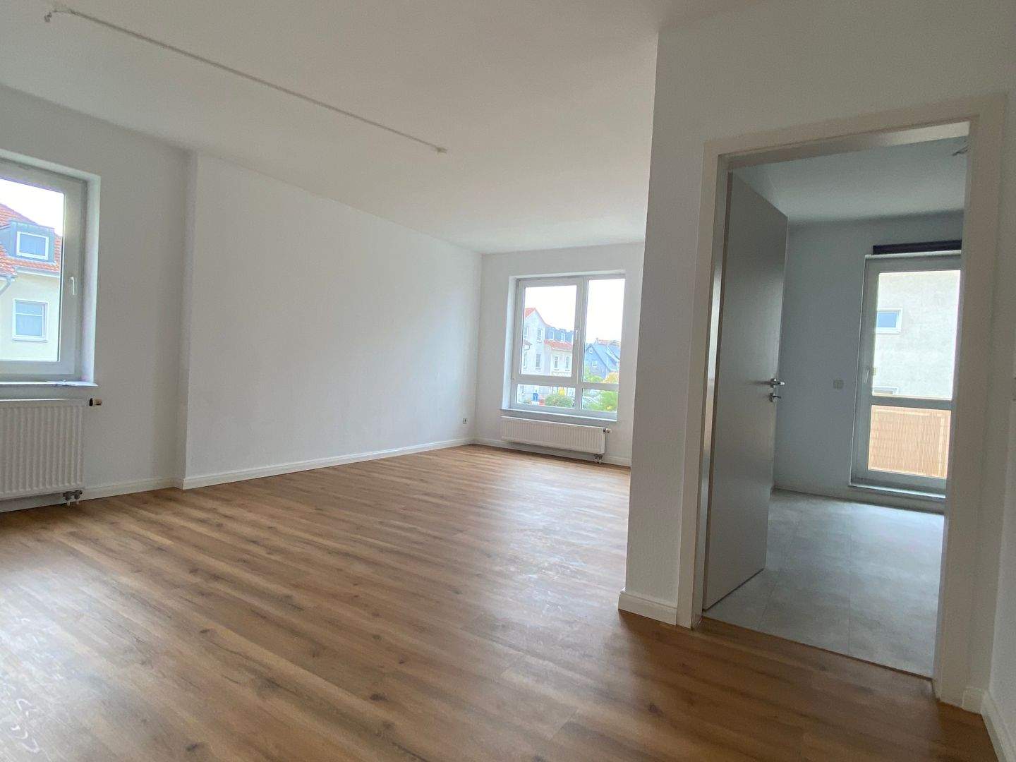 Frisch Saniert inkl. 2x PKW-Stellplätze, Einbauküche & Balkon – Magdeburg – Vorschaubild 3
