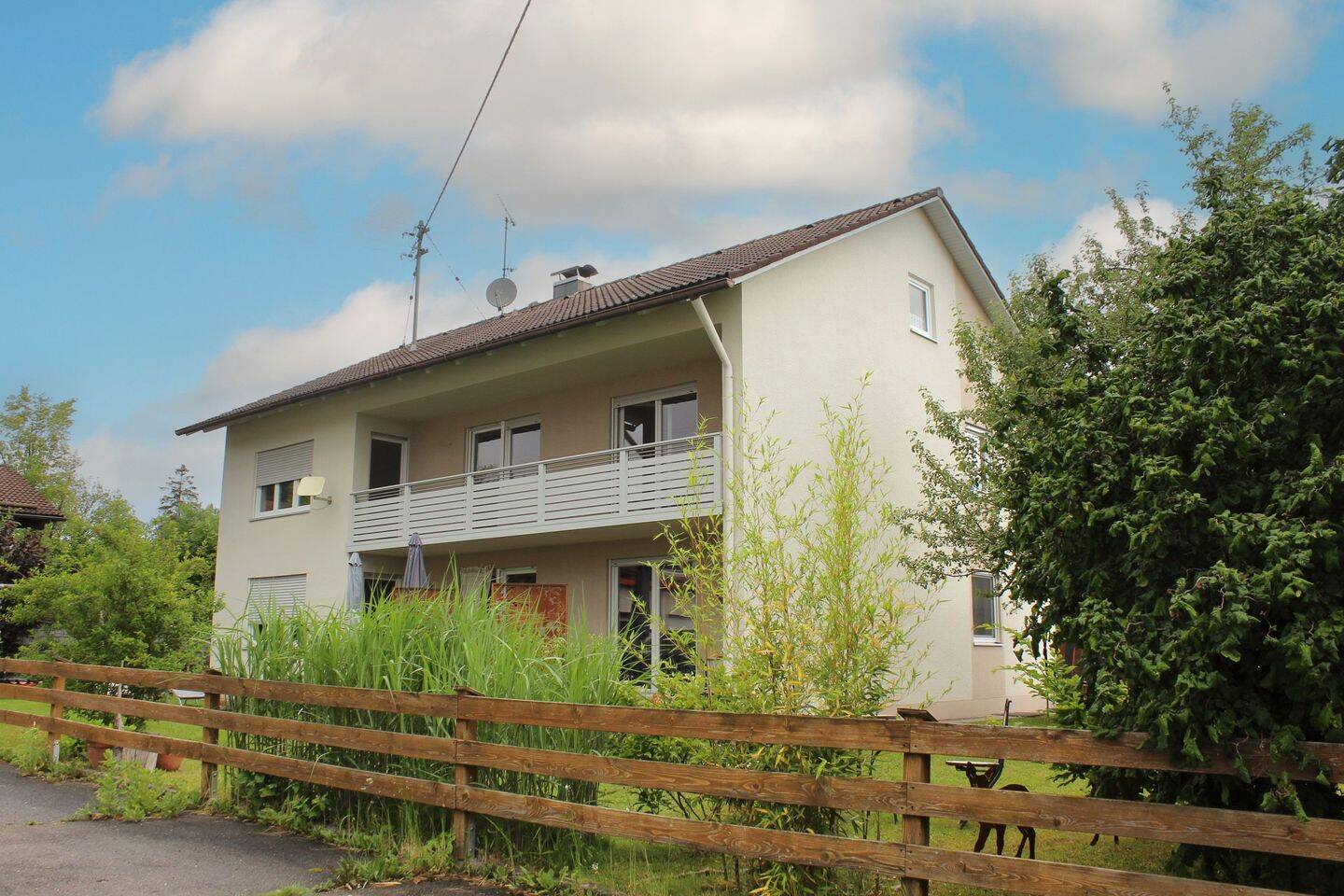 Renovierte 4 Zimmer Wohnung mit Südbalkon, Kellerraum und Garage