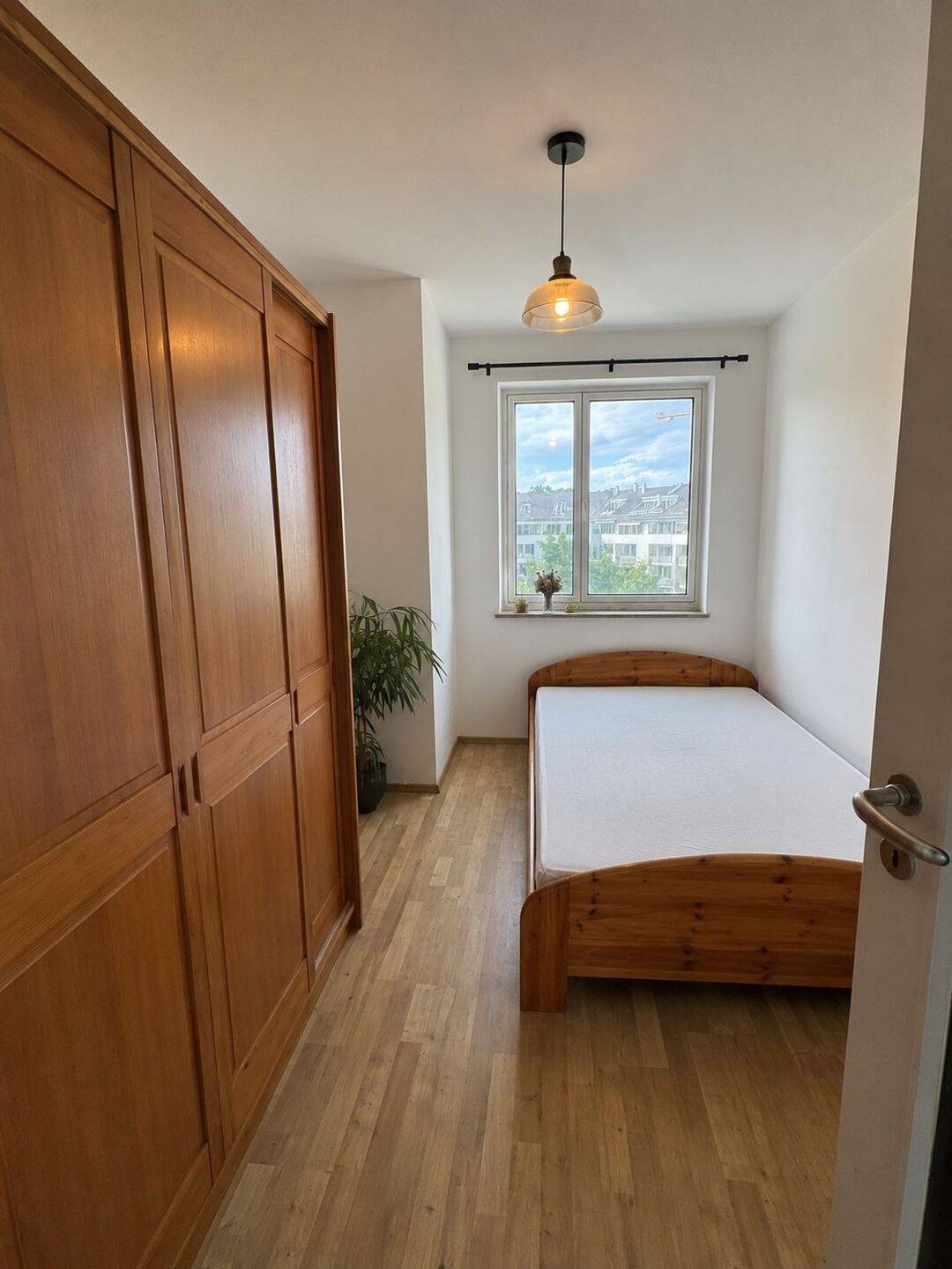 Möbliertes 10m2 Zimmer in einer großzügigen 74,79m2 Wohnung in München Obersendling