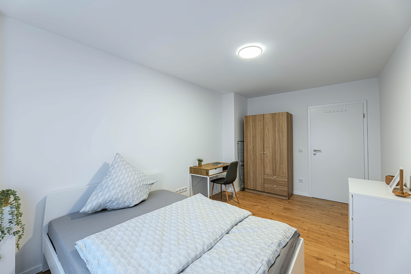 Möbliertes WG Zimmer in modernisierter Wohnung in Nürnberg – Nürnberg – Vorschaubild 2