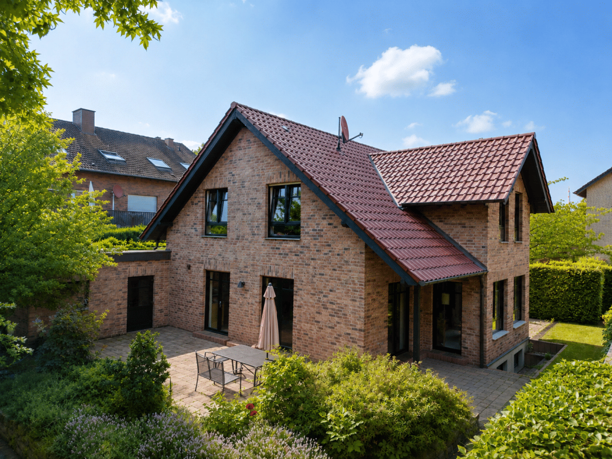***Freistehendes Einfamilienhaus mit großem Garten in Elsen*** – 33106 Paderborn – Bild 1 von 9