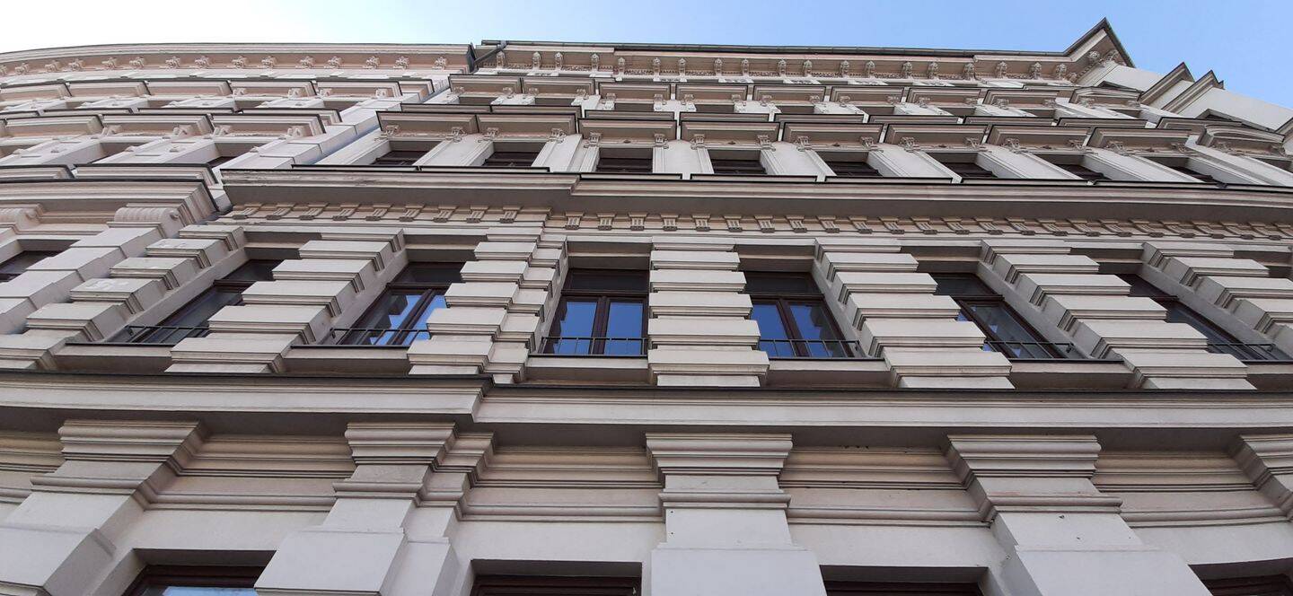 Bezugsfreie, schön geschnittene Dachgeschosswohnung mit Wannenbad in zentraler Lage