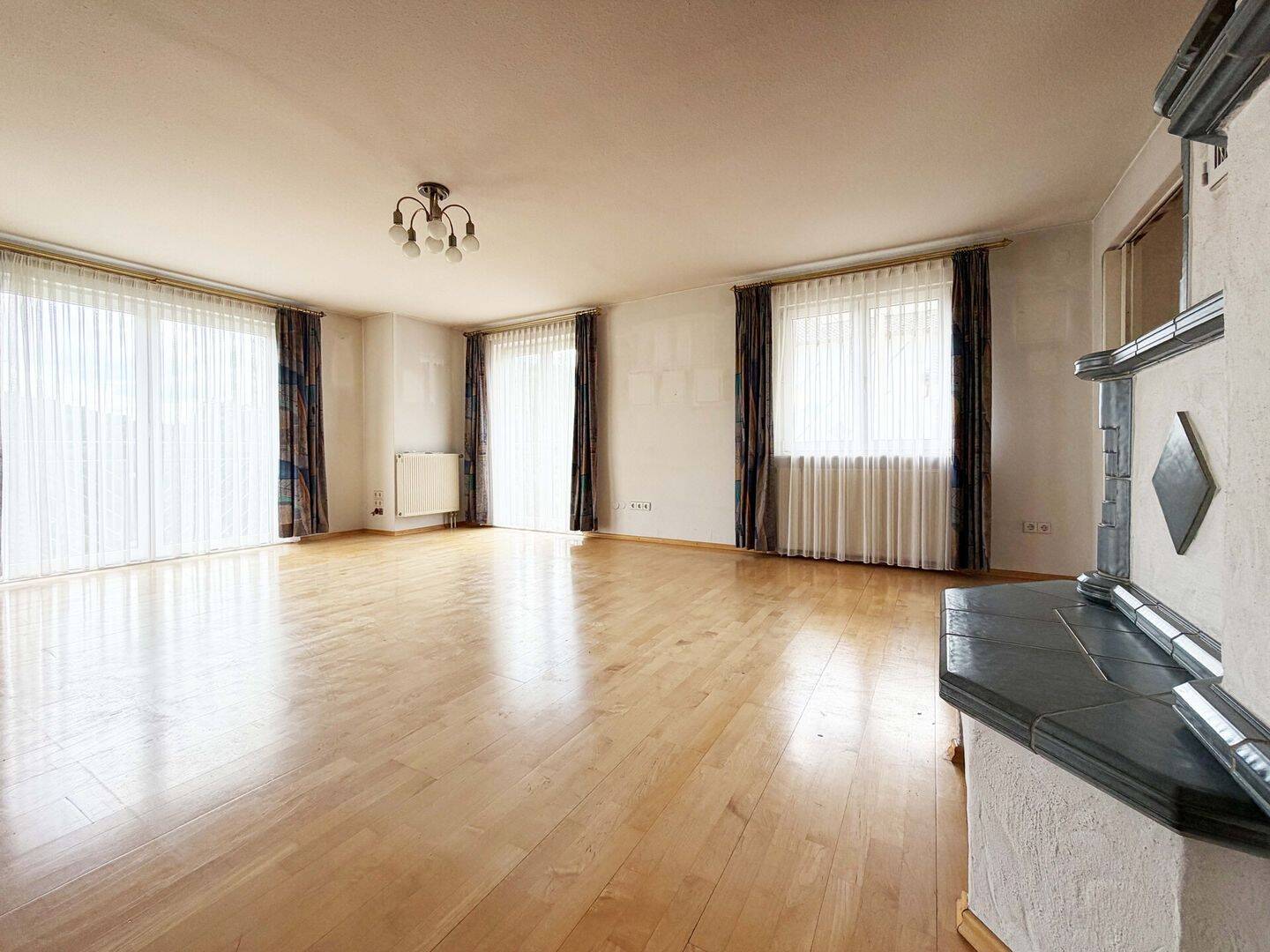 Familienhaus mit 2 Wohnungen. 7 Zimmer. 183 m². Traum-Ausblick. 3 Garagen. Herrliches Grundstück. – Epfendorf – Vorschaubild 4