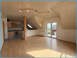 DIPL.-Immowirt MAIER !! helle, großzügige Galerie-Dachgeschoss-Wohnung und traumhaften Weitblick – 94474 Vilshofen an der Donau – Vorschaubild 2