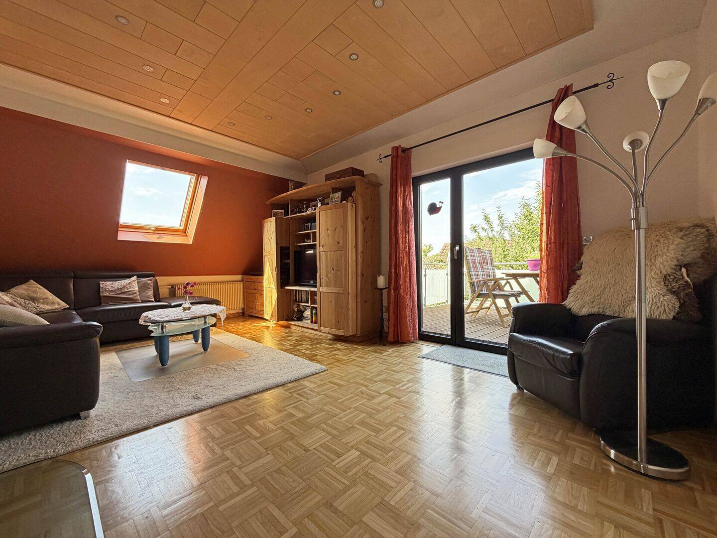Doppelt wohnen, einfach glücklich. 2 Wohnungen. 6 Zimmer auf 163 m². Gartenoase. Terrassen. Garagen. – Aldingen – Vorschaubild 3