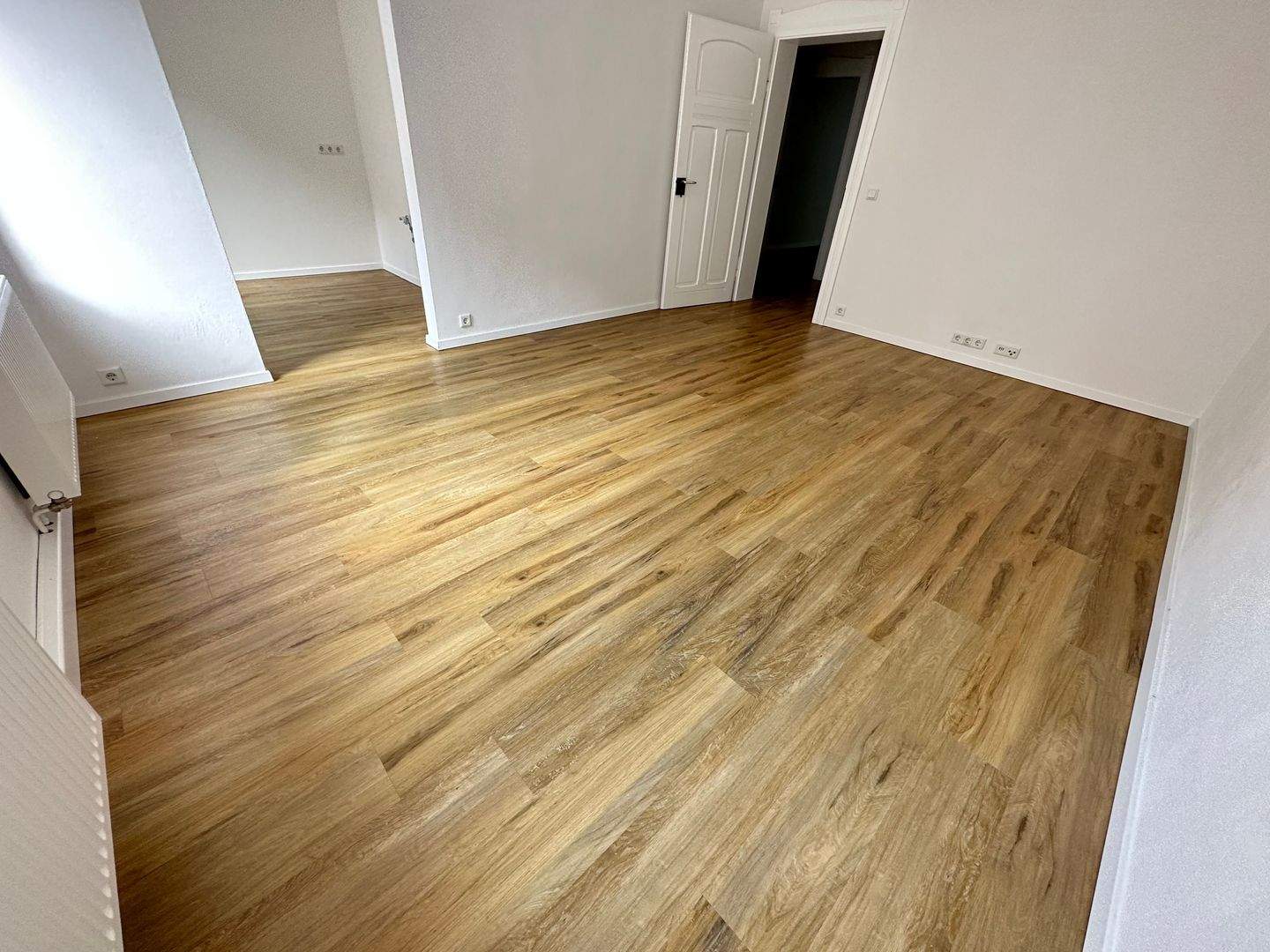 EBK *** 1. OG - Balkon* moderne Fliesen* tolles Laminat* Citynah ! – Chemnitz – Vorschaubild 6