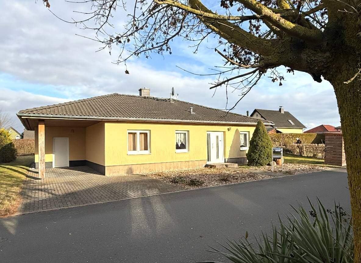 Wohlfühlen auf einer Ebene Massivbungalow mit Carport, Fußbodenheizung + Kamin in Wolfen OT Reuden – Bitterfeld-Wolfen – Bild 1 von 9