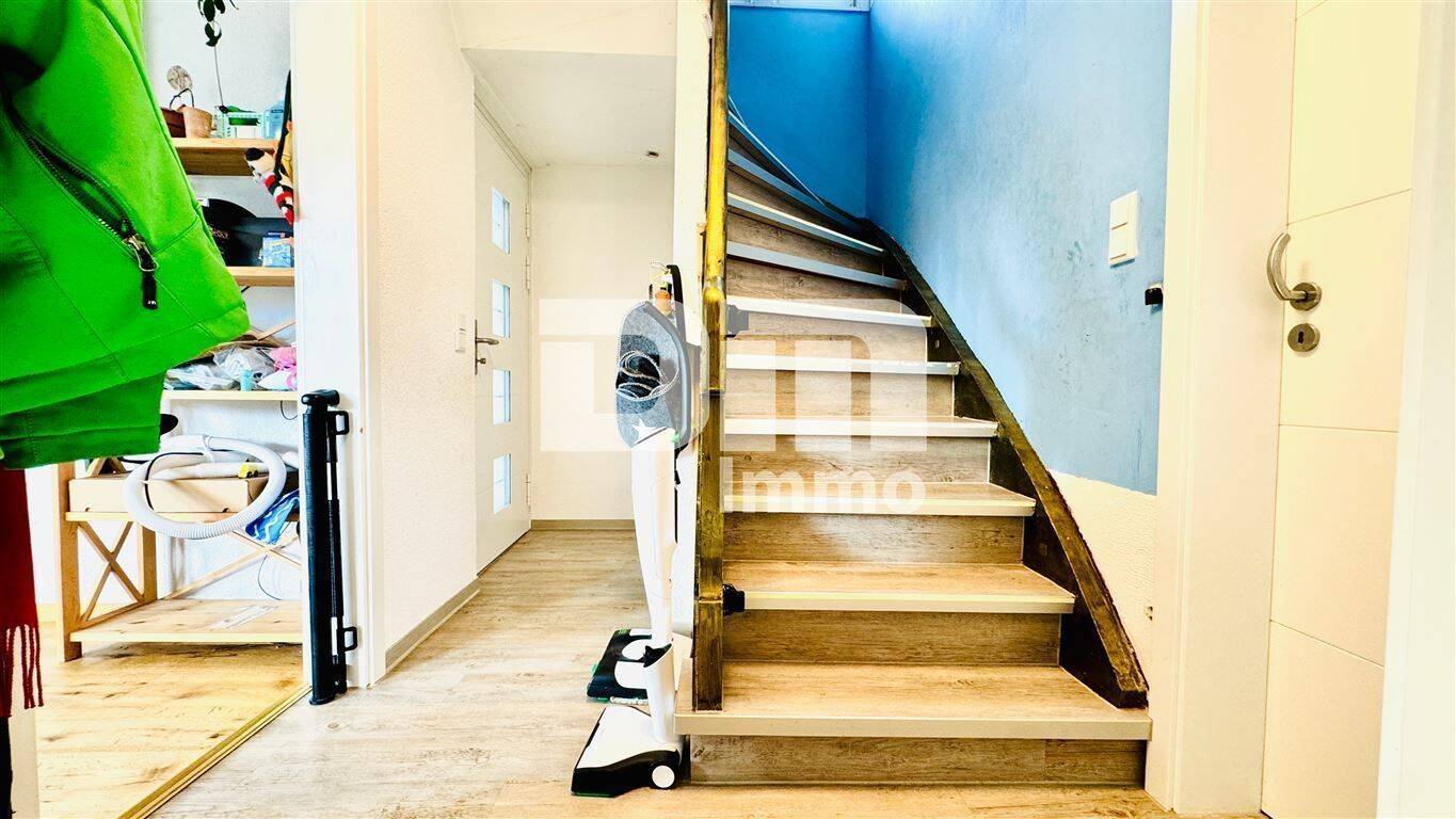 Kernsaniertes Einfamilienhaus mit Doppelgarage, großem Garten und Home-Office-Oase – Schwalmstadt – Vorschaubild 7