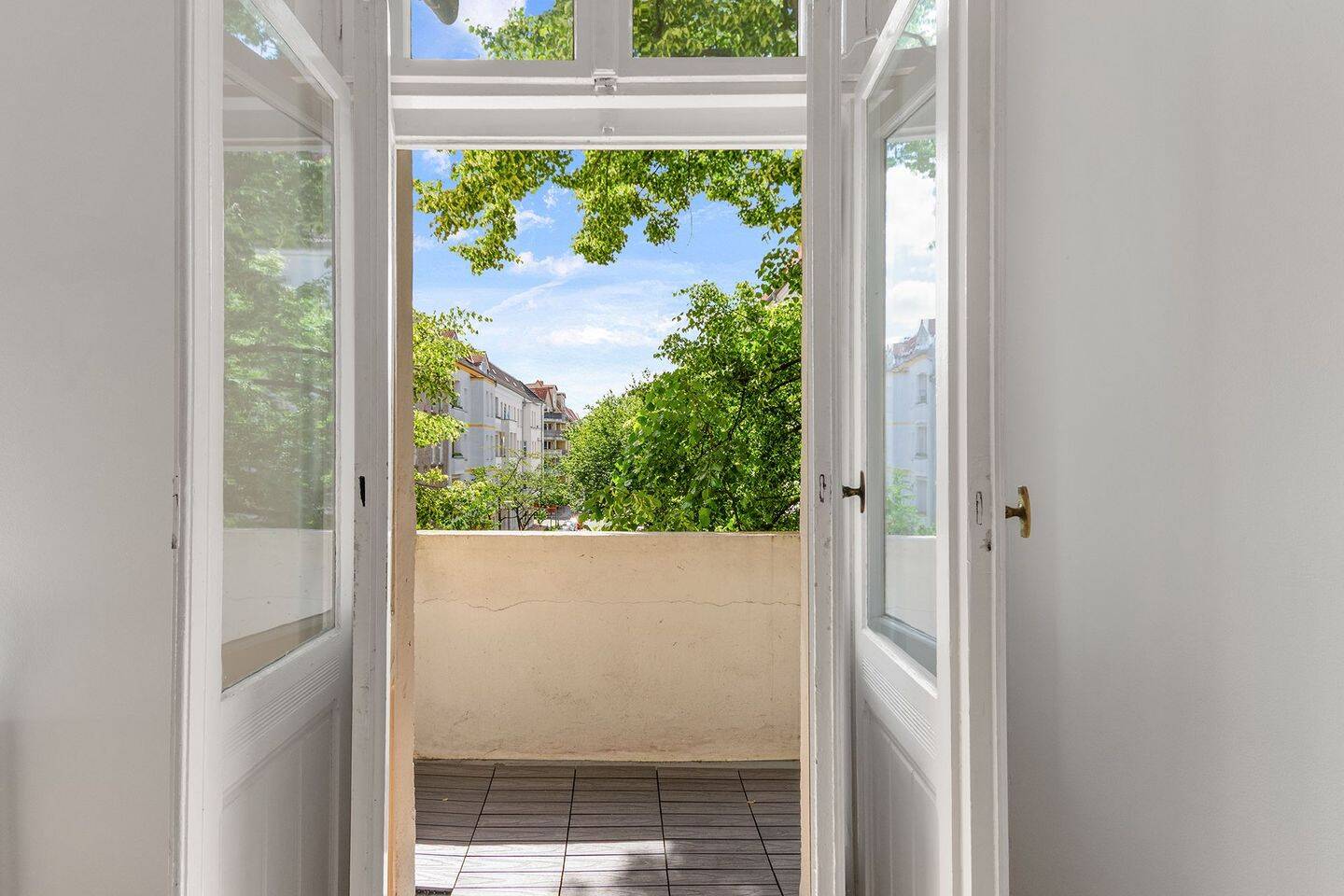 *Altbaucharme im Nöldnerkiez* Sanierte 2-Zimmer-Etagenwohnung mit Südbalkon zur sofortigen Nutzung – Berlin – Vorschaubild 2